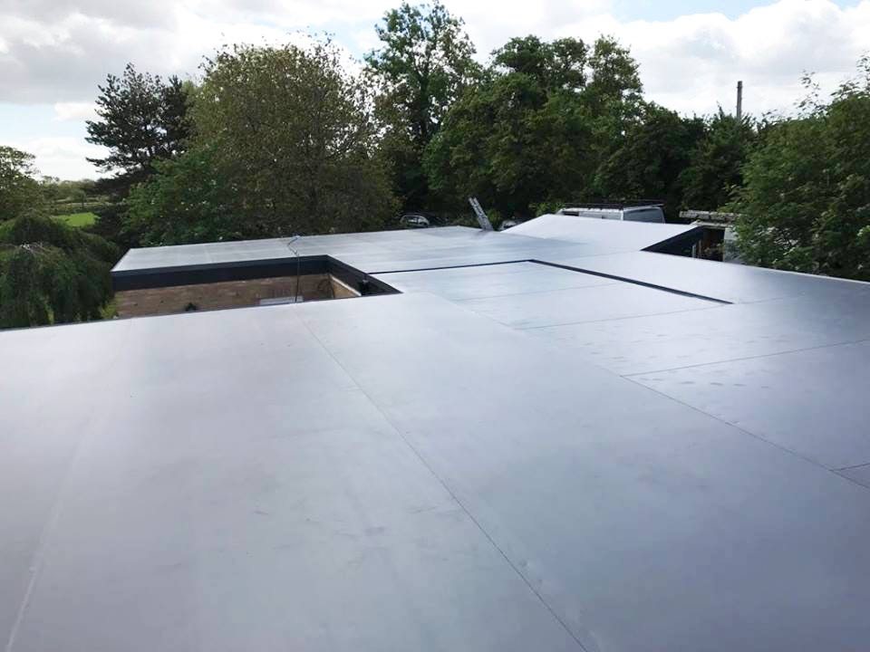 Low-slope roof installation with finished perimeter details